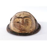 Tanzmaske, Ibo, Nigeria, Afrika, Holz, halbkugelig, rundes Gesicht, schwarz und beige, Reste von Ka