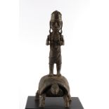 Figur, "Mann auf Schildkröte stehend", Benin, Afrika, Bronze, dunkel patiniert, 41 cm hoch.