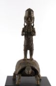 Figur, "Mann auf Schildkröte stehend", Benin, Afrika, Bronze, dunkel patiniert, 41 cm hoch.