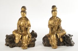 Paar Figuren, "Guanyin", China, neuzeitlich, Metall, patiniert, goldbronziert, auf Elefant bzw. auf