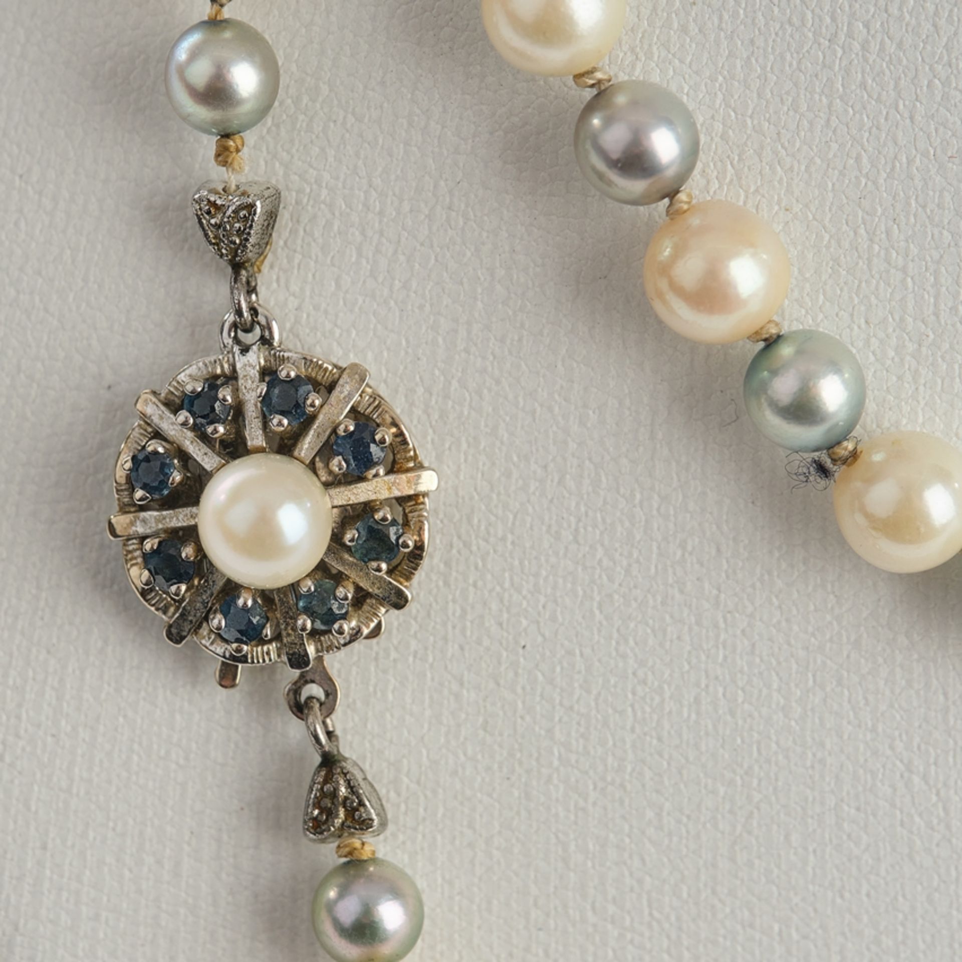 Perlenkette, Schließe WG, 585, mit Saphir und Perle, mit weißen und grauen Perlen, Länge ca. 91cm,  - Bild 2 aus 2