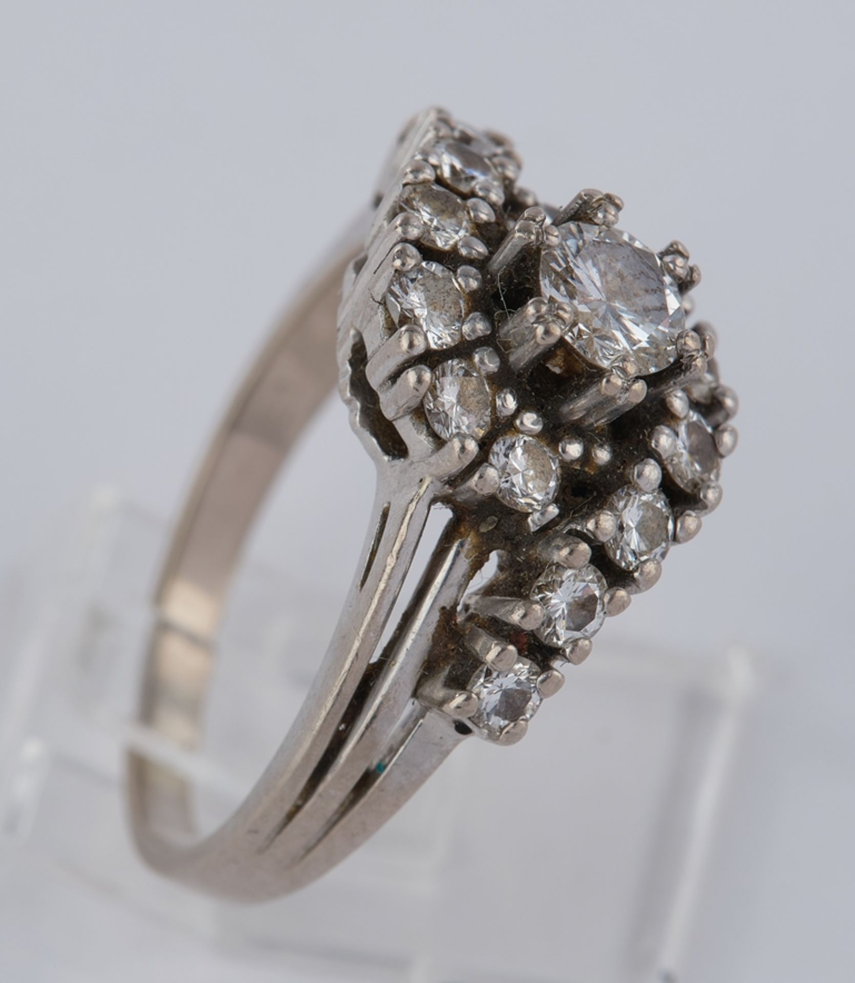 Ring, WG 585, 1 Vollschliff-Brillant ca. 0.35 ct., 14 Besatzbrillanten zus. ca. 0.56 ct., RM 53 - Bild 2 aus 3