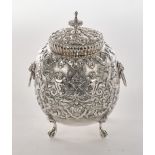 Teedose, Silber 835, Niederlande, 2. Hälfte 20. Jh., ovoider Korpus reliefiert mit Rankenwerk, Putt