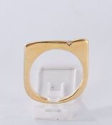 Ring, GG 750, mit eckiger Schauseite, 1 Brillant ca. 0.03 ct., 4.5 g, RM 52.5