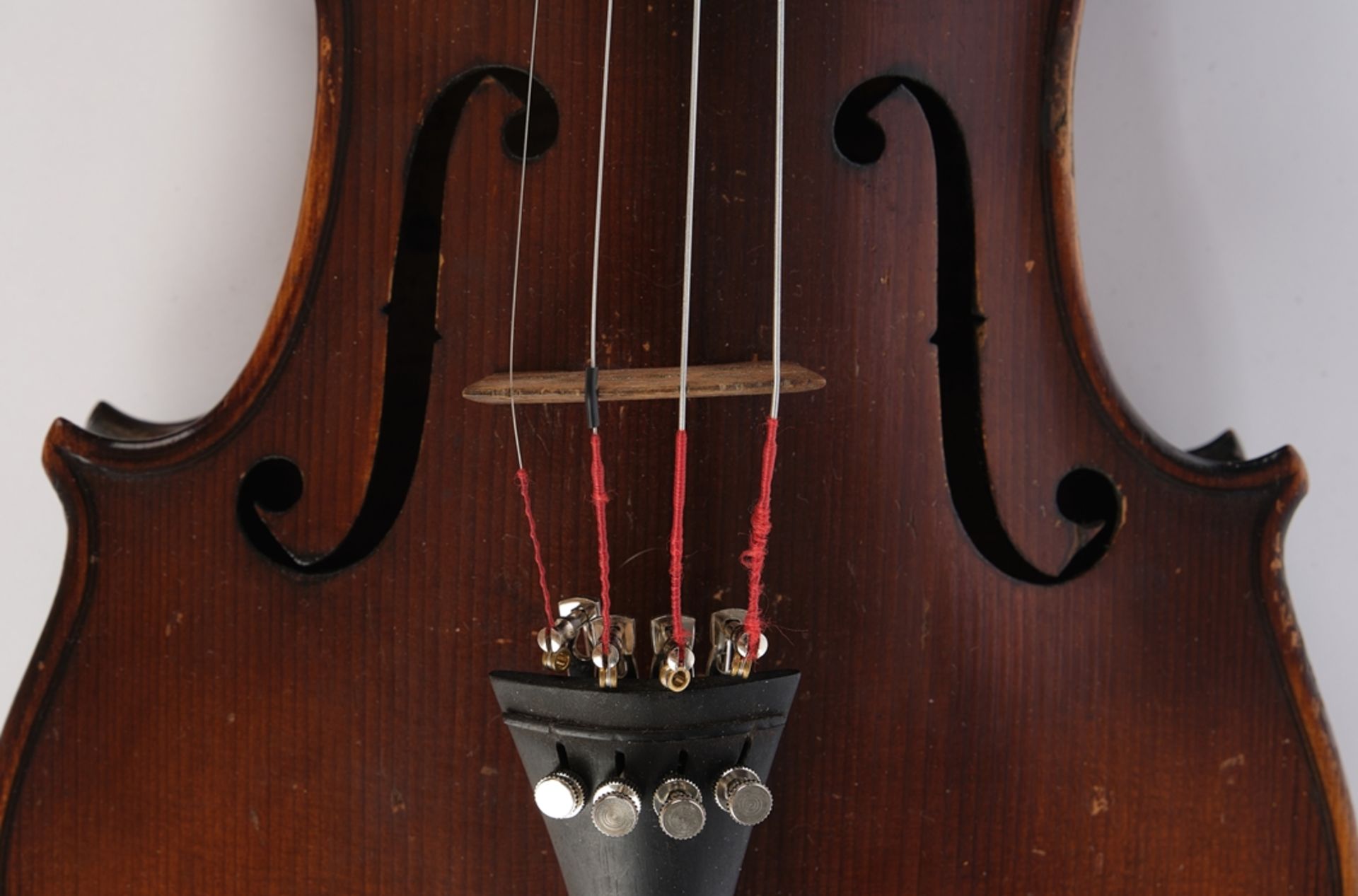 Violine, brauner Holzkorpus, unbezeichnet, 60 cm lang, mit Bogen und Koffer, Alters- und Gebrauchss - Bild 7 aus 8