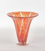 Vase, Ende 20. Jh., Glas, farblos, umlaufend gedrehter Streifendekor mit orange-roten und weißen Ei