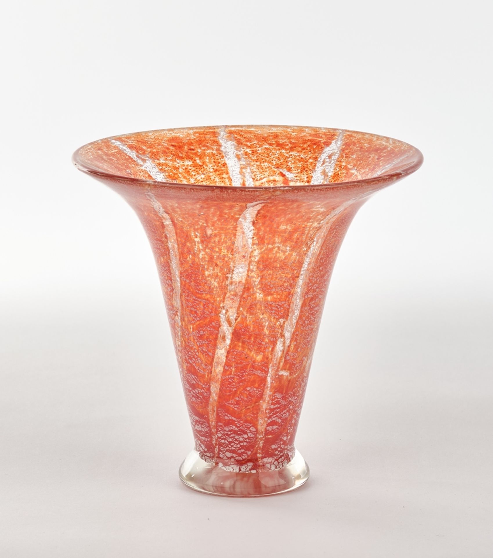 Vase, Ende 20. Jh., Glas, farblos, umlaufend gedrehter Streifendekor mit orange-roten und weißen Ei
