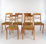 4 + 2 Stühle, Spätbiedermeier um 1840, Nussbaum, Säbelbeine, verspieltes Lehndekor, H. 87 cm, Gebra