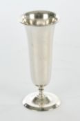 Tischvase, Silber 830, Wilkens, schlanke Glockenform auf Rundfuß, 15 cm hoch, ca. 97 g, Delle