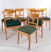 Satz aus 5 Stühlen und 2 Armlehnstühlen, Biedermeier, um 1825, Birke, grüner Polsterbezug, H. 87 cm