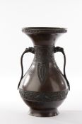 Henkelvase, Japan, um 1900, Bronze, rötlichbraun patiniert, archaischer Dekor im chinesischen Stil,