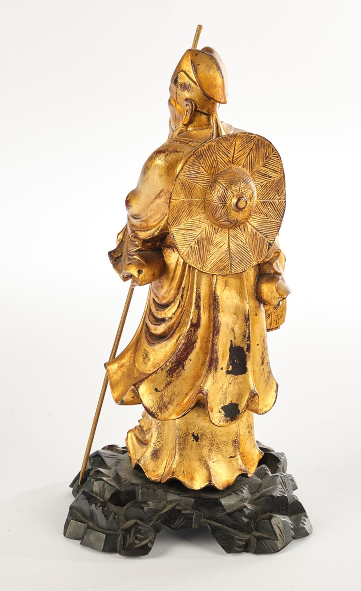 Figur, "Unsterblicher", China, 1. Hälfte 20. Jh., Holz, teils goldbronziert, mit Stab, Strohhut und - Bild 2 aus 2