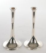 Paar Kerzenleuchter, Silber 925, Italien, glatt, Trompetenform mit Einschnürung, je einflammig, ges
