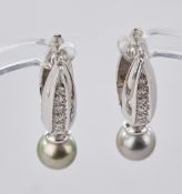 Paar Ohrgehänge, WG 750, je mit Perle (Tahitiperle ?) und je Brillanten, ca. 7.92 g