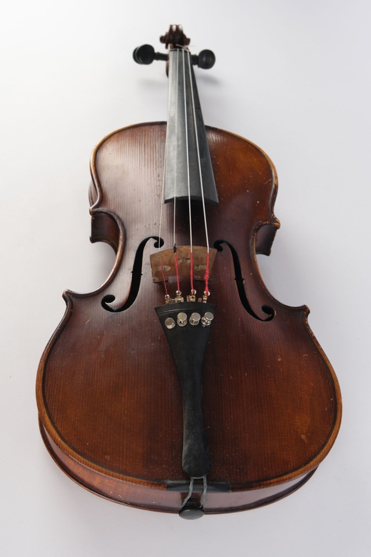 Violine, brauner Holzkorpus, unbezeichnet, 60 cm lang, mit Bogen und Koffer, Alters- und Gebrauchss - Bild 6 aus 8