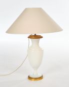 Tischlampe aus einer Vase im Empire-Stil, Milchglas, Zierelemente in Messing, heller Lampenschirm, 