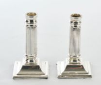 Paar Kerzenleuchter, Silber 925, Edzard, Säulenform auf vierseitigem Fuß, je einflammig, geschwert,