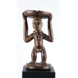 Holzhocker, Luba, Zaire/Kongo, Afrika, weibliche Figur stehend, mit Halskette, leicht eingemuldete