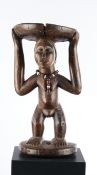 Holzhocker, Luba, Zaire/Kongo, Afrika, weibliche Figur stehend, mit Halskette, leicht eingemuldete 