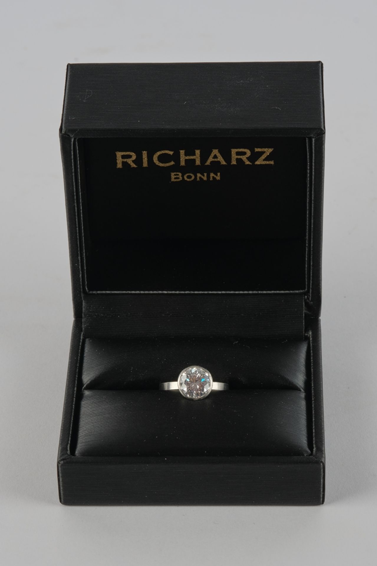 Solitärring, 2.56 ct., vs1, Farbe G, Platin 950, GIA-Certificate, Box, RM 53 - Bild 2 aus 5