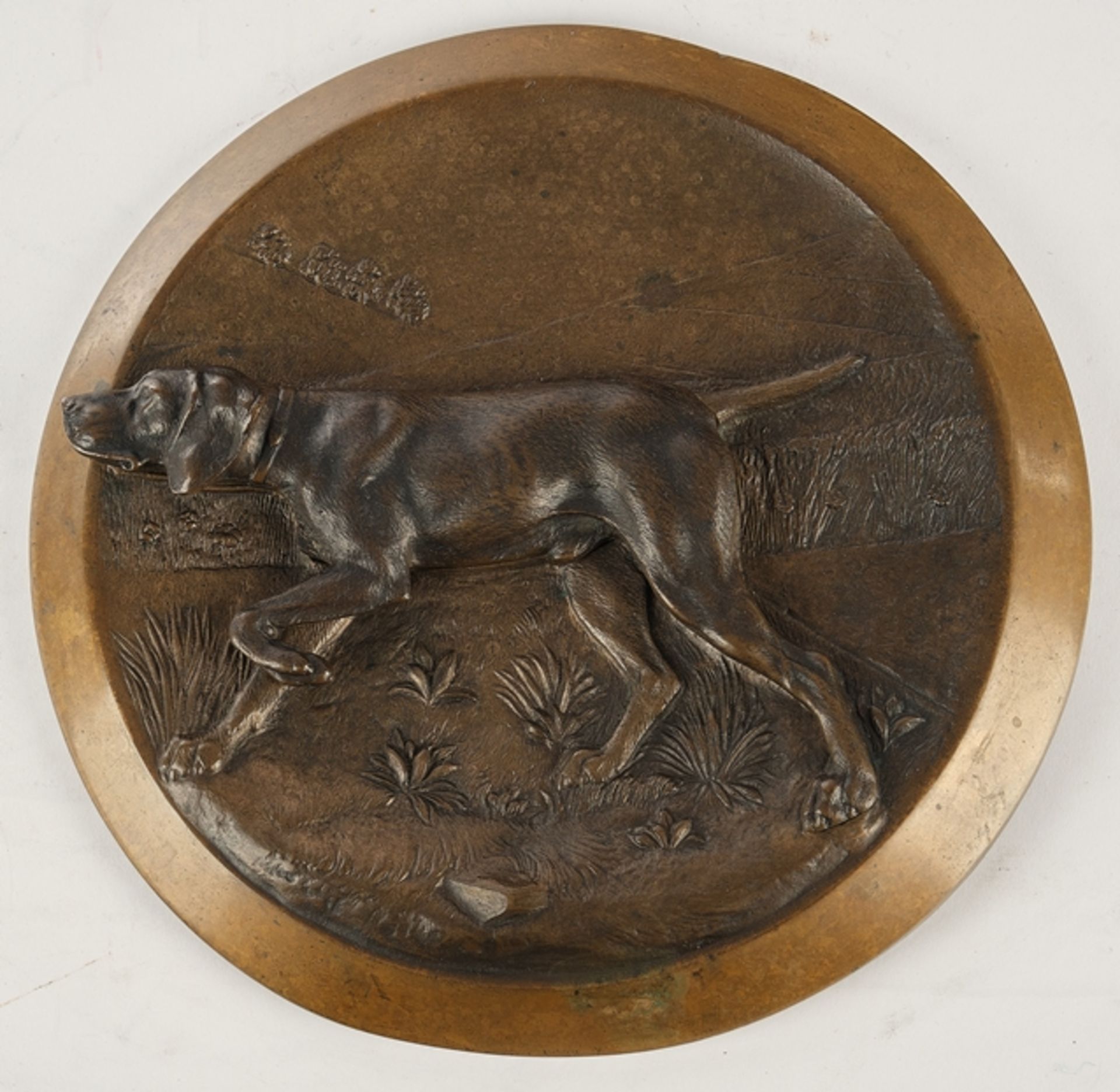 Teller mit Jagdhund-Motiv, Bronze, um 1900, rückseitig Modell-Nr. 2097, ø 22.5 cm, Rand leicht best