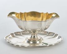 Saucière, Silber 800, Koch & Bergfeld, innen vergoldet, von Falten gegliederte Schiffchenform auf U