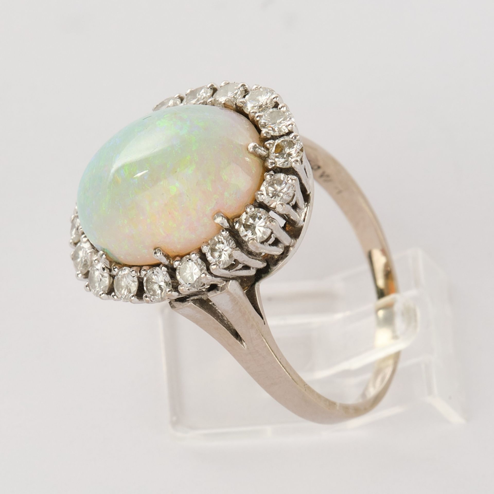 Ring, WG 750, 18 Brillanten, zus. ca. 0,90ct, Opal-Cabochon (geklebt), ca. 5ct, ca. 7,9g, RM 56 - Bild 2 aus 3