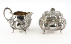 Sahnegießer, Zuckerdose, Silber 800, Adam Manns & Sohn, vierseitige Rokokoform mit floralem Reliefd