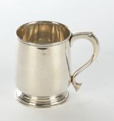 Mug, Silber 925, Sheffield, 1943, James Dixon & Sons, Henkelbecher auf profiliertem Stand, 12 cm ho