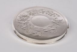 Puderdose, Silber 800, Jugendstil, Polen, um 1920, runde Dose mit reliefierten Blüten und Schmetter