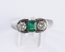 Ring, WG 585, 1 Smaragd im Treppenschliff, ca. 0.60 ct., 2 Brillanten zus. ca. 0.69 ct., weiß u. ge