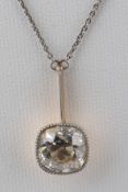 Collier, antik, GG 585, Platin belötet, 1 Altschliff-Diamant im Kissenschliff, sehr symmetrischer S