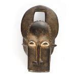 Tanzmaske, "Büffelkopf", Tikar, Kamerun, Afrika, Holz, dunkel patiniert, Augen und Maul mit weißen