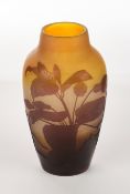 Vase, Emile Gallé, Nancy, um 1910, Glas, violetter Überfangdekor mit Blüten und Blättern der Fuchsi