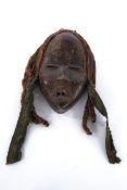 Gesichtsmaske, Dan, Liberia, Afrika, Holz, dunkel patiniert, geschlitzte Augen, geöffneter Mund mit