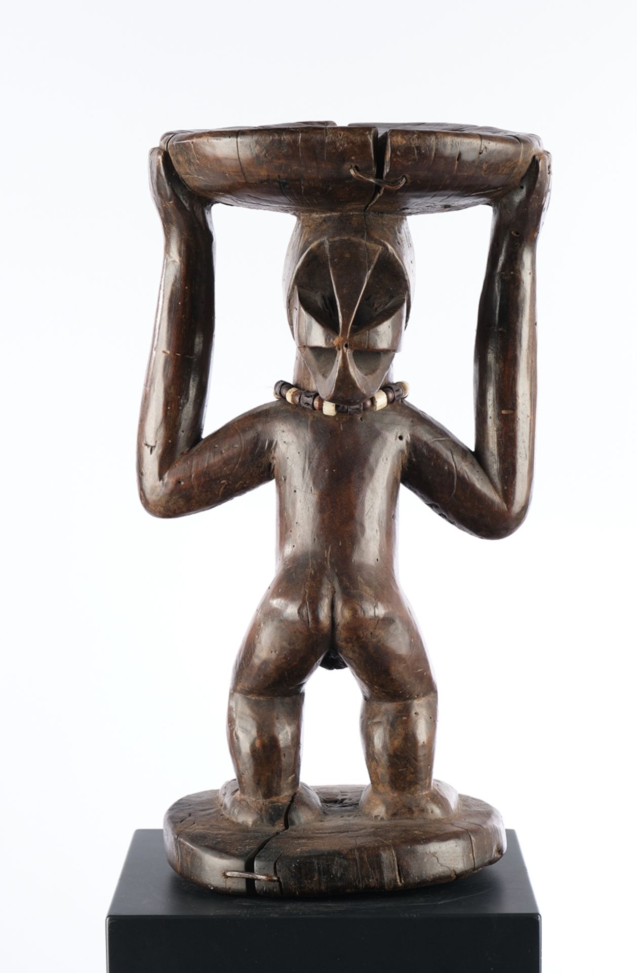 Holzhocker, Luba, Zaire/Kongo, Afrika, weibliche Figur stehend, mit Halskette, leicht eingemuldete  - Bild 3 aus 4