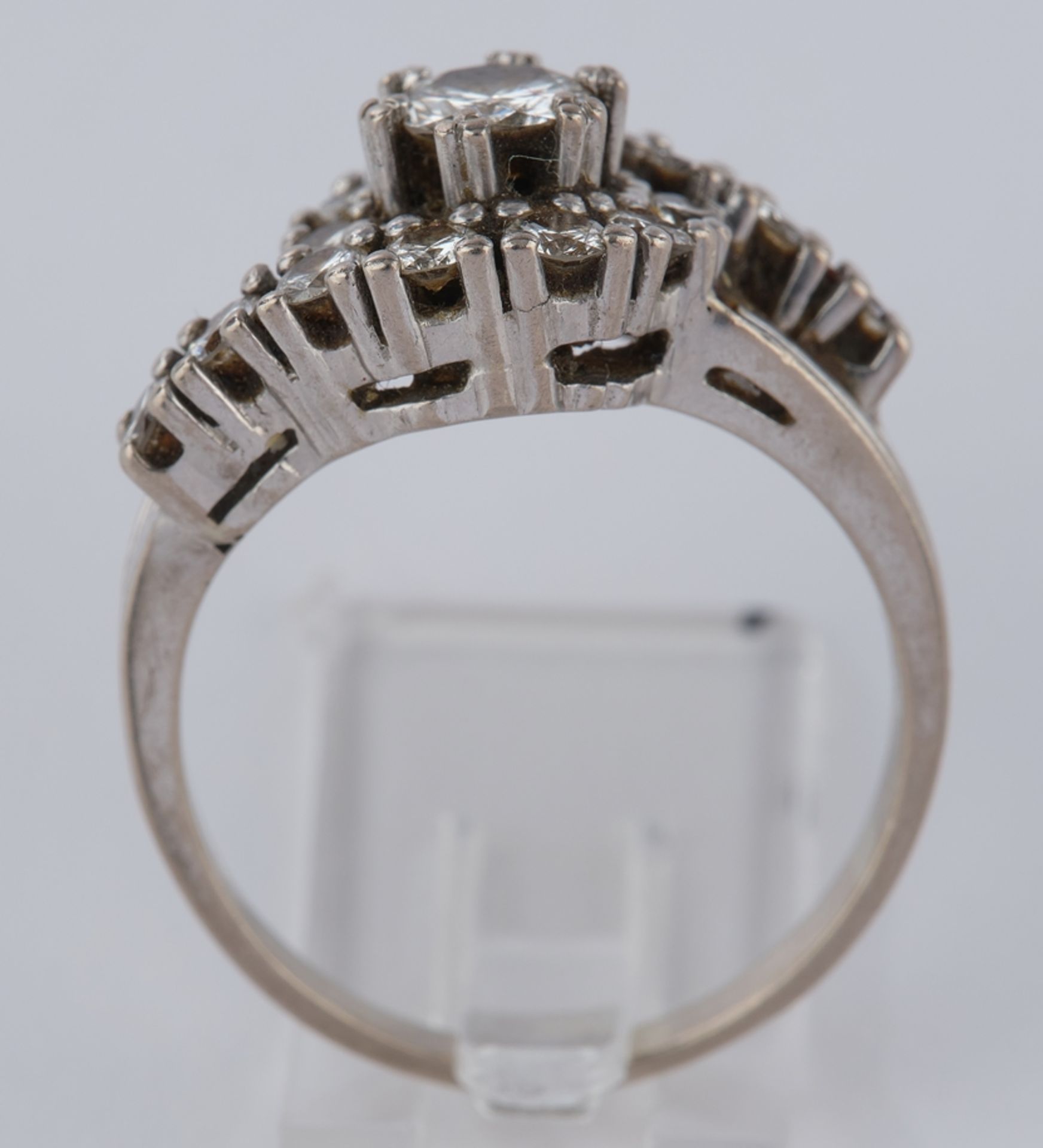 Ring, WG 585, 1 Vollschliff-Brillant ca. 0.35 ct., 14 Besatzbrillanten zus. ca. 0.56 ct., RM 53 - Bild 3 aus 3