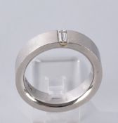 Ring, Punze "SOW", Platin 950, 1 Baguette-Diamant ca. 0.25 ct., etwa tw/F, 17.8 g, RM 52
