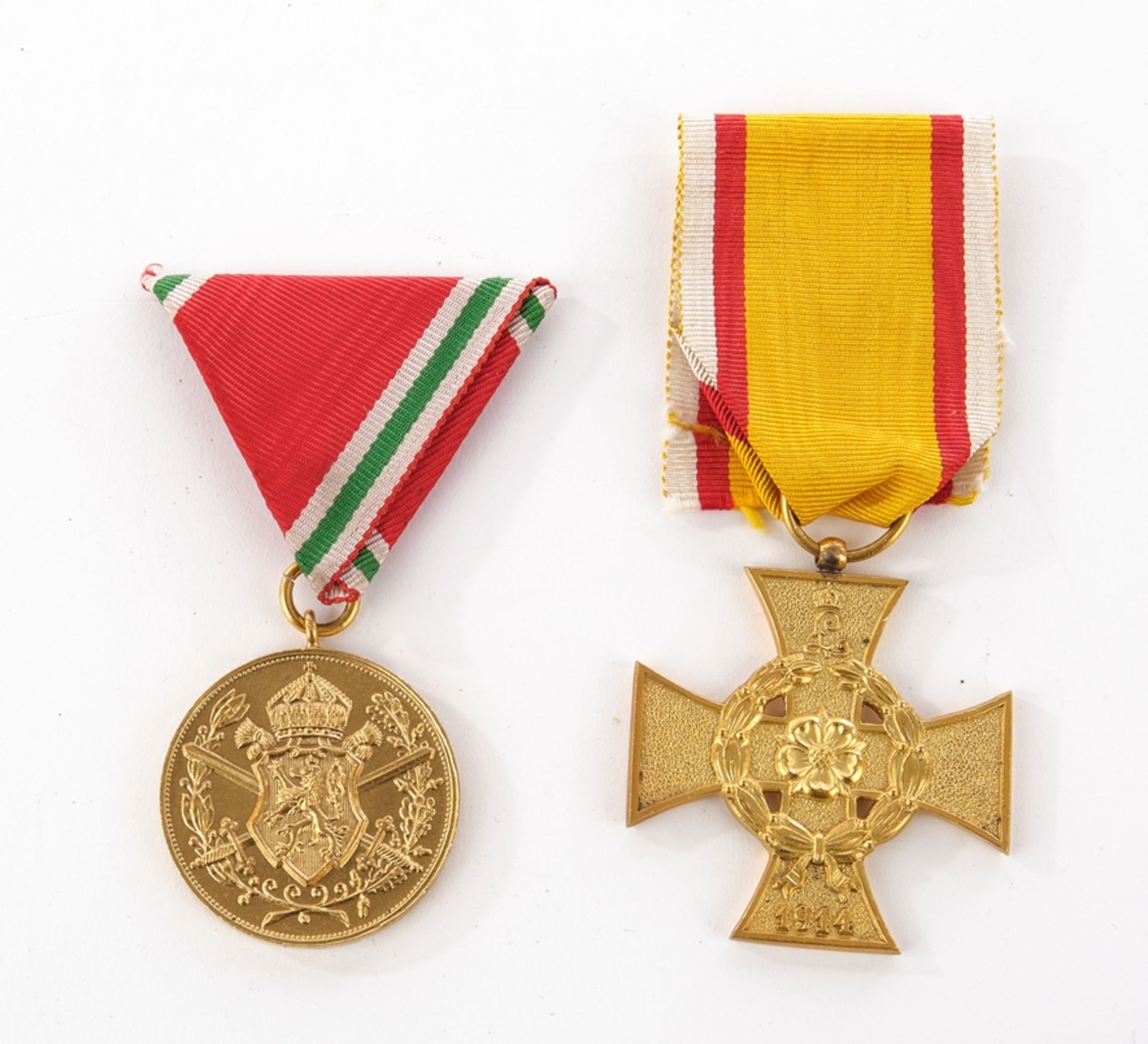 Fürstlich Lippisches Kriegsverdienstkreuz, 1914, Bronze vergoldet, am gold-rot-weißen Band, mit ori