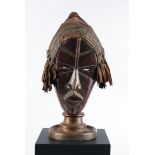 Maske, "Deangle", Dan, Liberia, Afrika, Holz, dunkel patiniert, Haarzöpfe aus Raffia mit Stoffenden