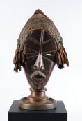 Maske, "Deangle", Dan, Liberia, Afrika, Holz, dunkel patiniert, Haarzöpfe aus Raffia mit Stoffenden
