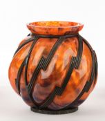 Ziervase mit Eisenmontierung, Art Deco, wohl Frankreich, 20. Jh., Glas, orange und blaue Pulvereins