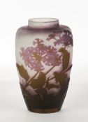 Vase, Emile Gallé, Nancy, um 1910, Glas, violetter Überfangdekor mit Blüten und Blättern des Holund