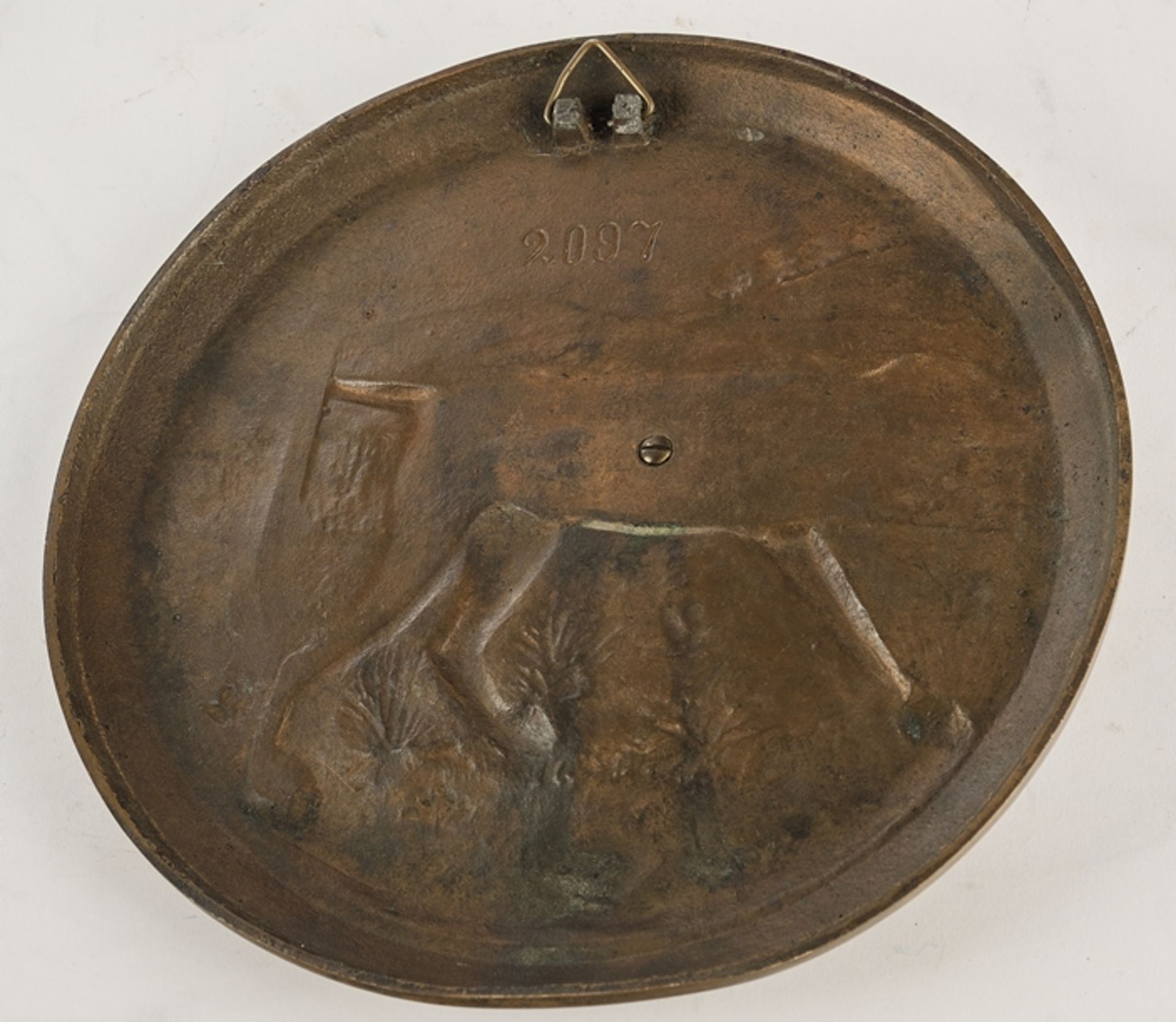 Teller mit Jagdhund-Motiv, Bronze, um 1900, rückseitig Modell-Nr. 2097, ø 22.5 cm, Rand leicht best - Bild 2 aus 2