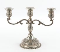 Kerzenleuchter, Silber 835, Christoph Widmann, reliefierte Rokokoform, dreiflammig, Tüllen mit Trop