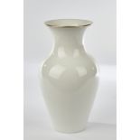 Vase, KPM Berlin, chinesische Form, Weißporzellan, Goldrand, 28 cm hoch