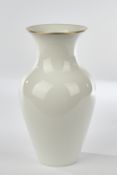 Vase, KPM Berlin, chinesische Form, Weißporzellan, Goldrand, 28 cm hoch