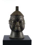 Glocke, "Kopf", Benin, Afrika, Bronze, dunkel patiniert, oberer Bandgriff, 30 cm hoch.