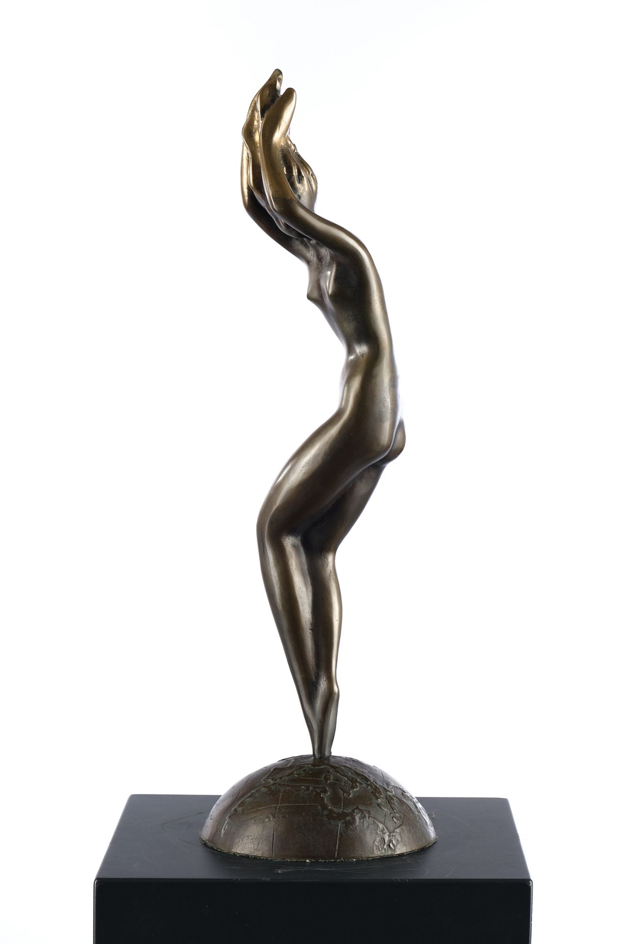 Bronze, "Weiblicher Akt", auf einer Weltkugel stehend, unsigniert, 46.5 cm hoch - Bild 2 aus 4