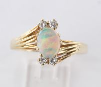 Ring, GG 585, Opal im Cabochonschliff, 4 Besatzbrillanten zus. ca. 0.08 ct., ca. 3.79 g, RM 56